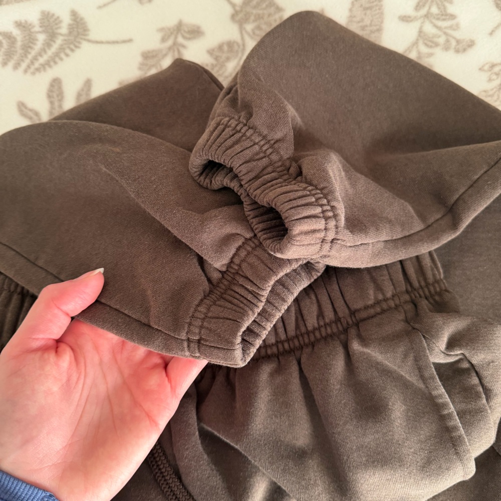 Alo Yoga Accolade Sweatpants - Picture 4 of 5